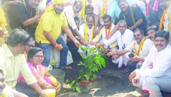 రహదారుల గుంతలపై టిడిపి, జనసేన నిరసనలు