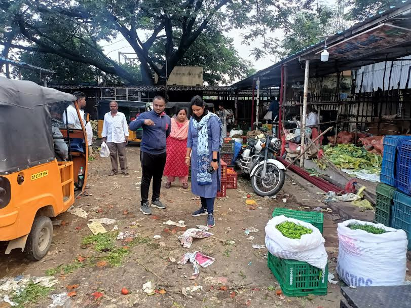 మార్కెట్లు, రద్దీ ప్రాంతాల్లో పక్కాగా పారిశుధ్యం: కమిషనర్‌