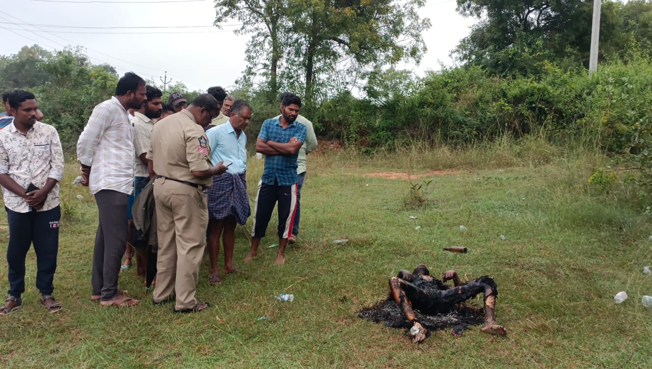 సగం కాలిన స్థితిలో మహిళ మృతదేహం