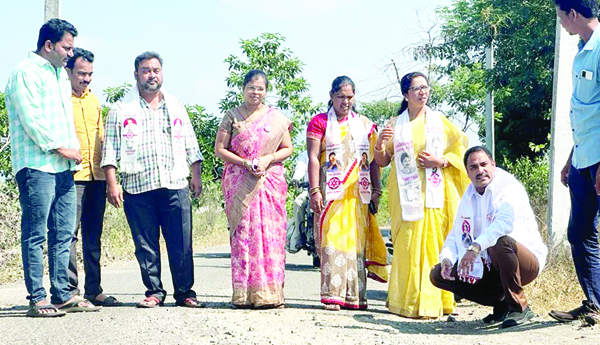 అధ్వాన రోడ్లపై నిరసన